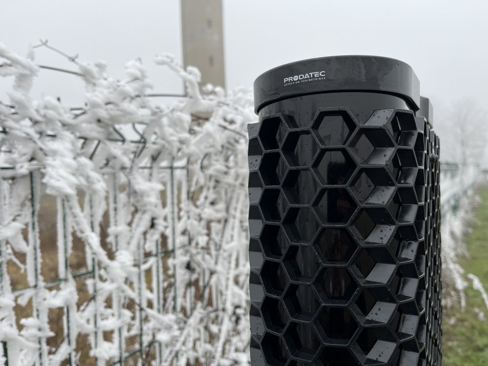 Colonne infrarouge RADIO Connect EVOLUTION intacte malgré le givre et la glace